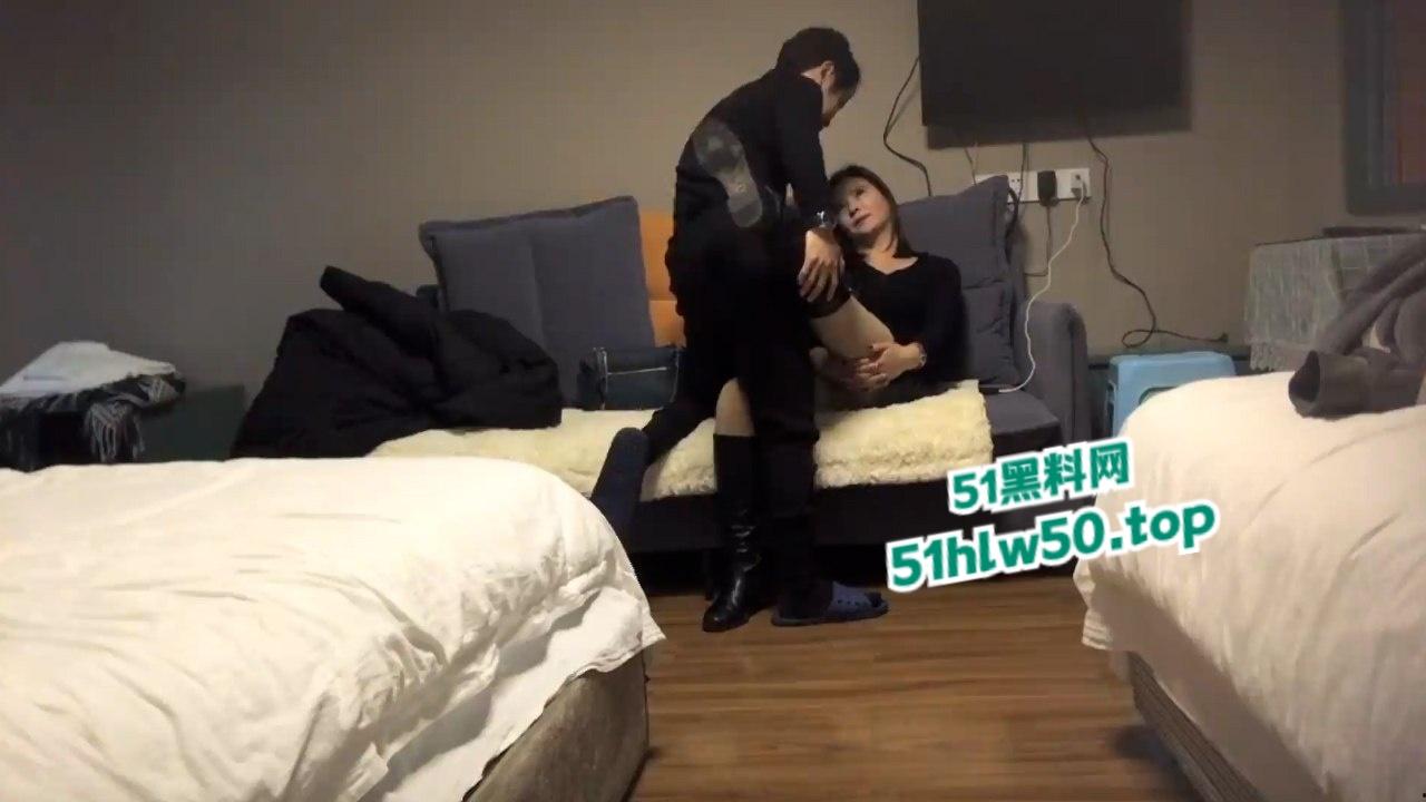 乱伦系列之姑侄,寂寞小姑为品尝年轻鸡巴色诱亲侄,长筒高跟靴诱惑十足主动抬逼让大侄子操到高潮。-4