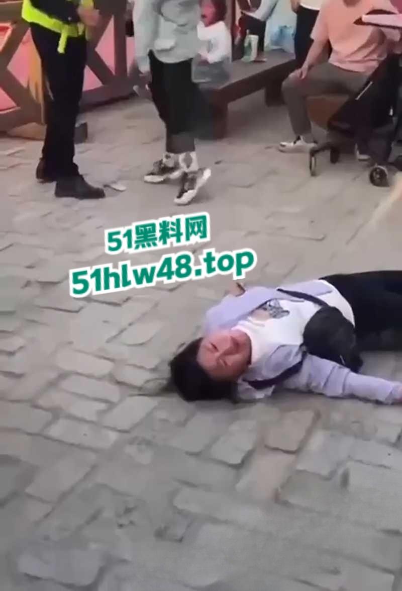 开封万岁山武侠城,两伙游客互殴视频被曝,万岁山不愧是武侠城江湖恩怨就是多,台下比台上还精彩!-5