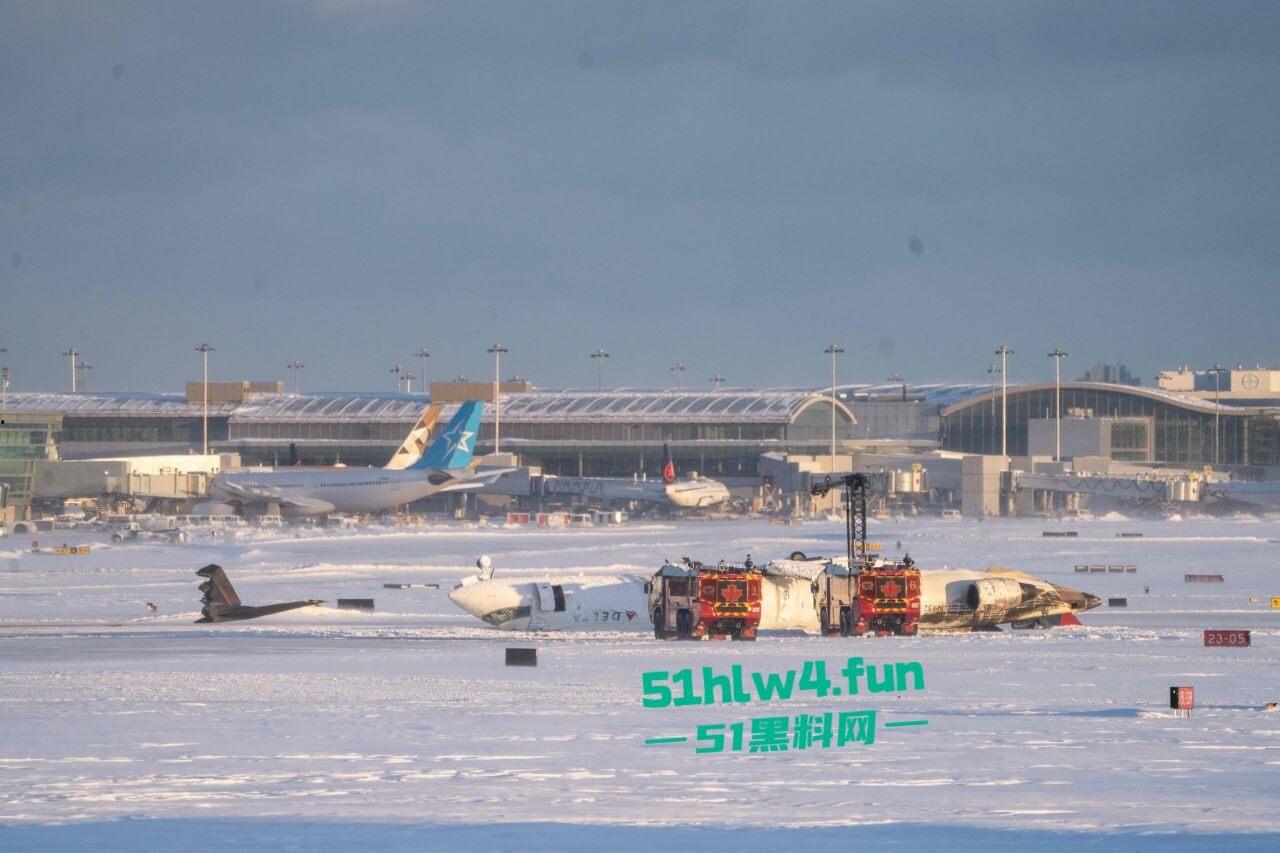 加拿大多伦多达美航空,一架客机因恶劣天气坠毁幸亏降落处厚厚一层积雪,80多名乘客成功撤离。-2