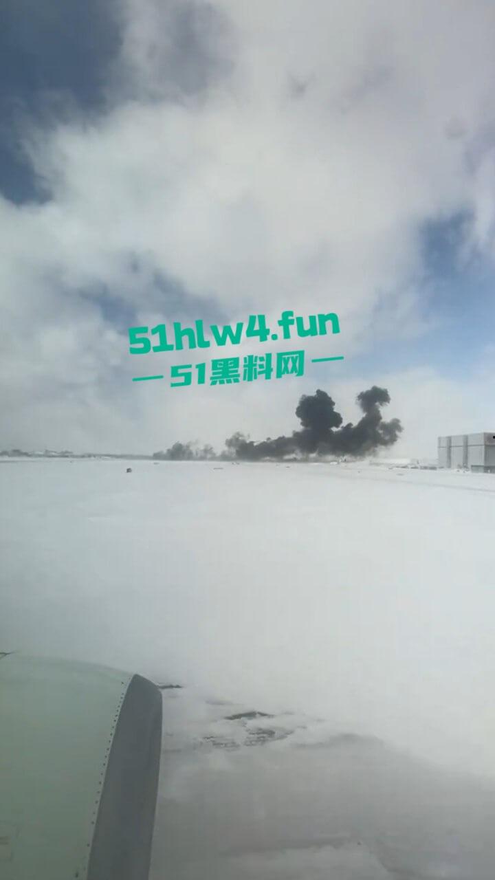 加拿大多伦多达美航空,一架客机因恶劣天气坠毁幸亏降落处厚厚一层积雪,80多名乘客成功撤离。-5