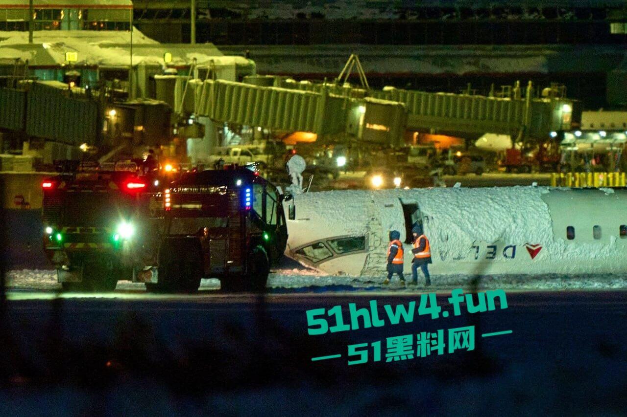 加拿大多伦多达美航空,一架客机因恶劣天气坠毁幸亏降落处厚厚一层积雪,80多名乘客成功撤离。-6