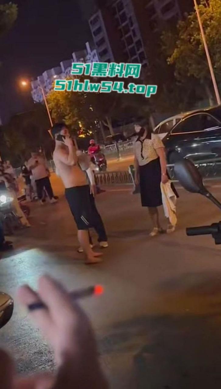 山东曹县万基母子对决,儿子抓奸老妈出轨,街头怒怼情夫老妈竟誓死保护情夫!-2