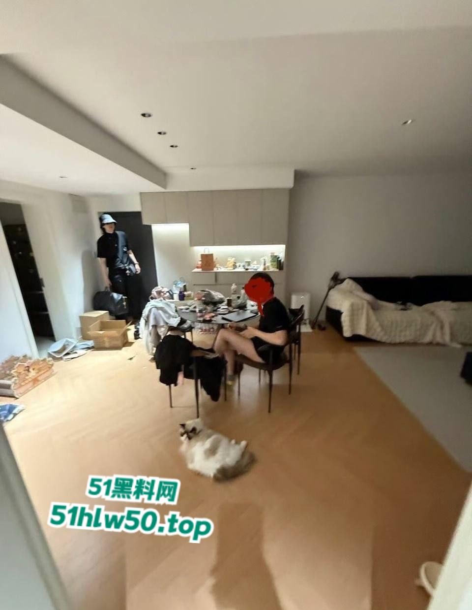 纯爱富哥被戴绿帽，知名女coser花卷被曝爆男友400w金币还不够，在男友租的房子里与前任男友滚床单！-1