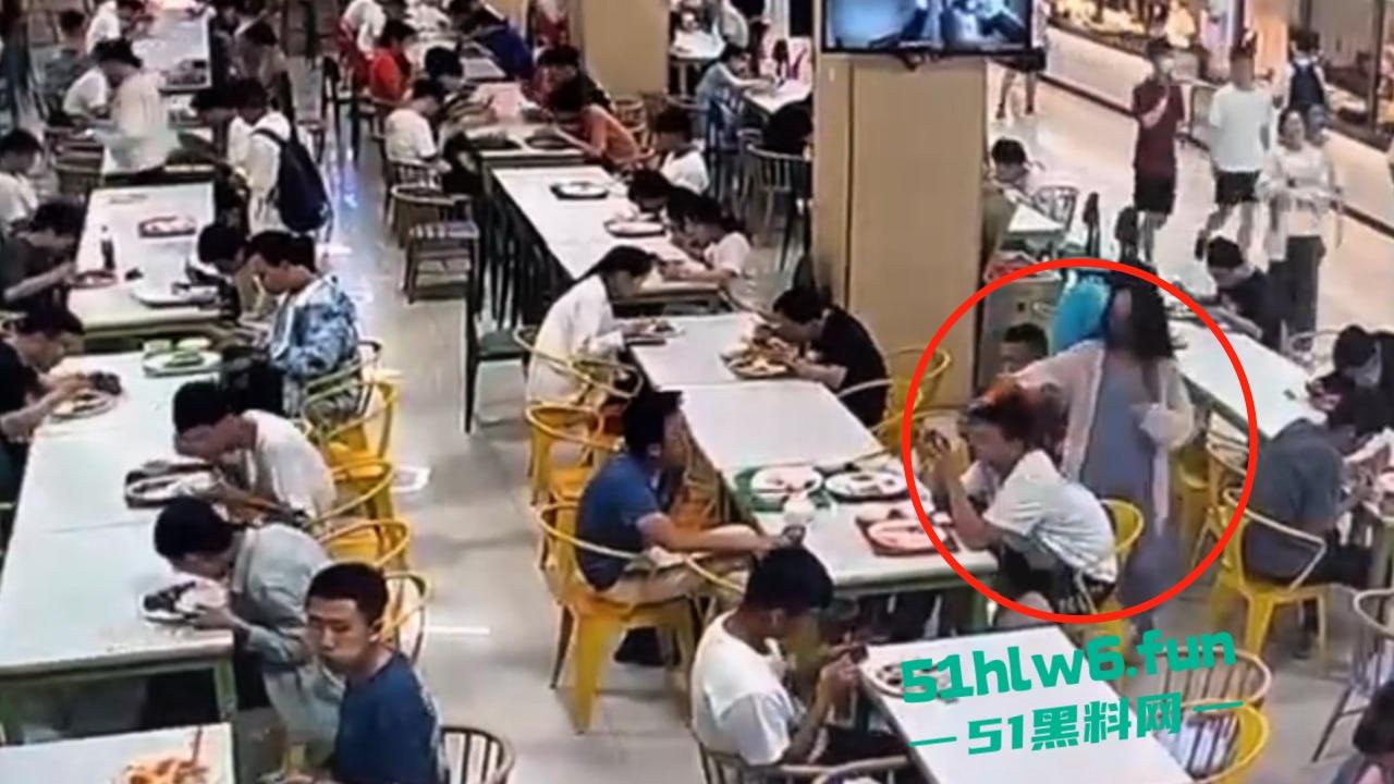 天津T0小仙女,在食堂听男生说猫拉屎很臭,竟然将烤鸭饭直接扣到男生头上。-4