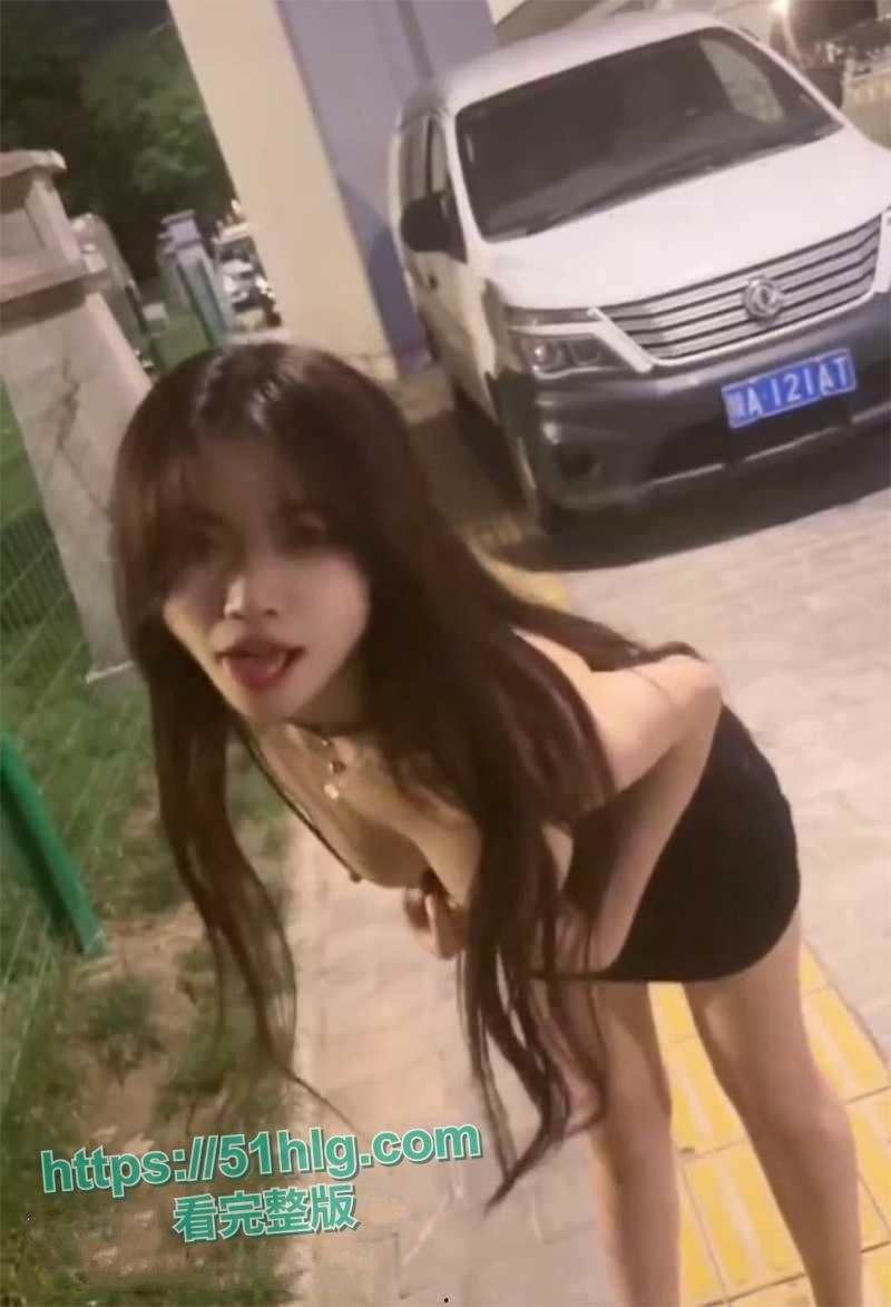 【陕西】美女【乐乐】全裸街头漫步!美乳、翘臀,无毛小穴,躲避路人的惊险刺激感,堪称视觉盛宴-5