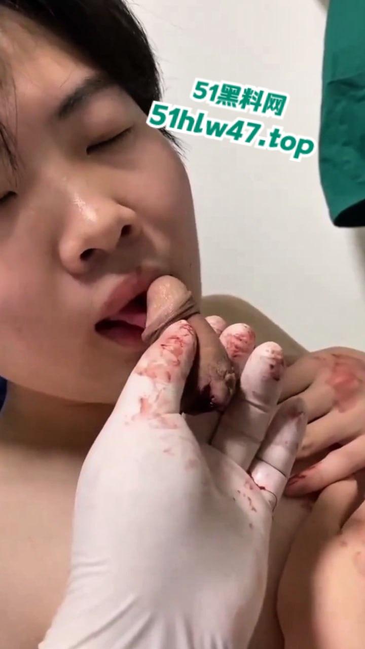 【血腥恐怖】00后小伙阉割鸡巴,自己动手割下来后口交,这特么是什么操作?-3