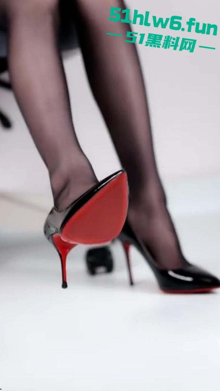 软擦边足模网红【芝士好椰】翻车被合伙人曝光是个人妖,兄弟们可以去洗眼睛了。-1