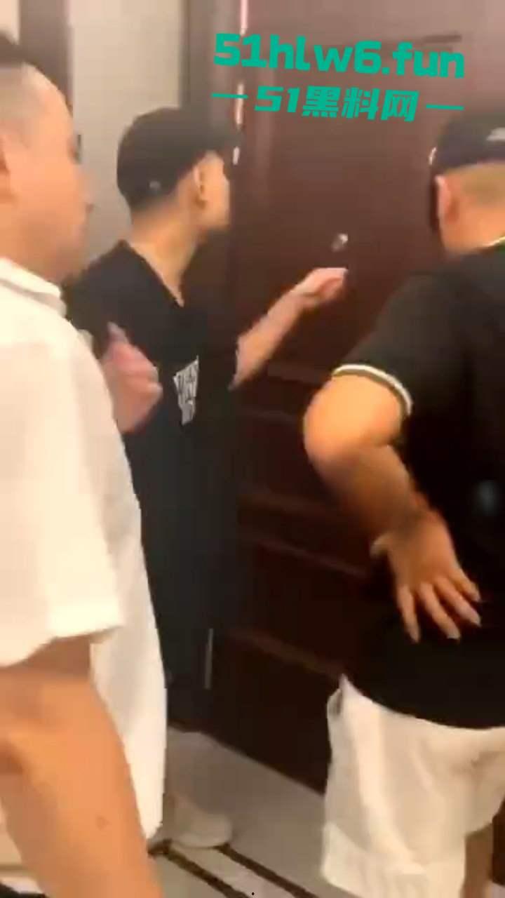 奇葩捉奸现场,骚逼老婆出轨被发现打开房门竟然是两男一女,老公和带来的人直接惊呆在现场。-4