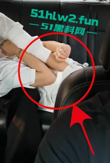 网约车秒变激情角落,小情侣后座干柴烈火,亲到腿软手伸裙底扣逼,司机大哥强忍不回头!-2