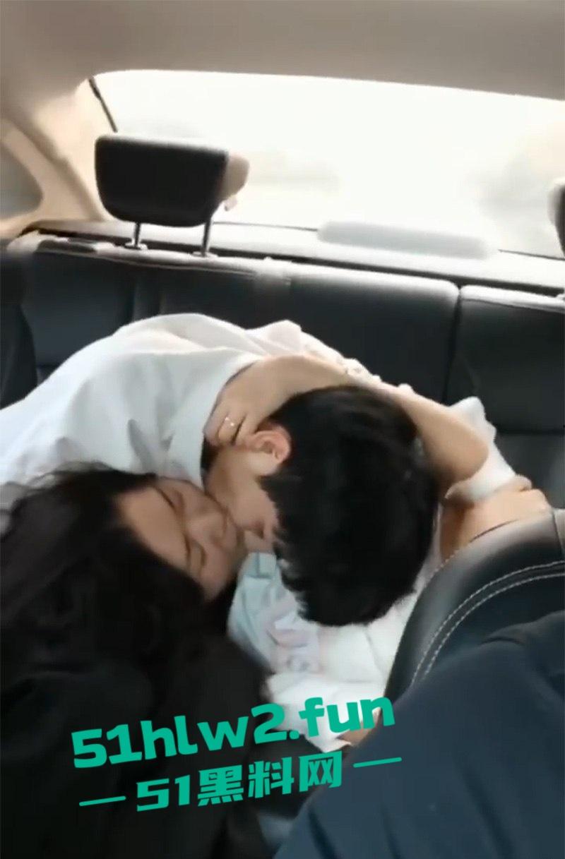 网约车秒变激情角落,小情侣后座干柴烈火,亲到腿软手伸裙底扣逼,司机大哥强忍不回头!-6