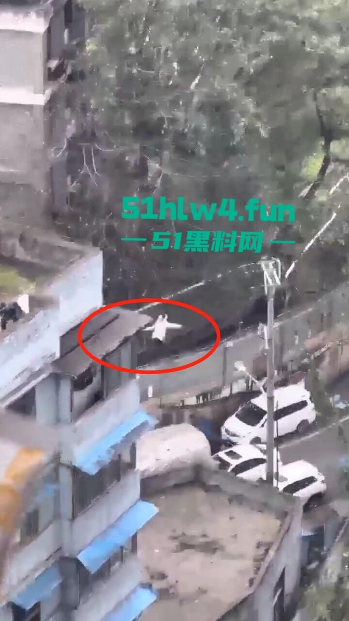 山西一男子轻生现场,救援队赶到男子奋不顾身跳楼自杀,据悉是离婚导致的精神崩溃。-4