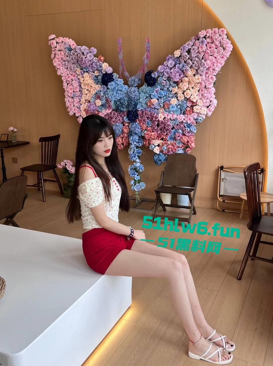 青岛反差母狗【刘子萱】175cm的极品炮架子,逆天大长腿极致性感小骚逼被男友操黑后还被曝光。-1