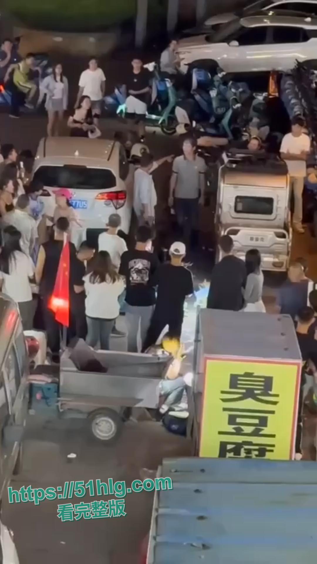 【山东潍坊】小康河夜市惊现血案!争地摊位引发骇人命案,两男激烈冲突,一刀封喉-1