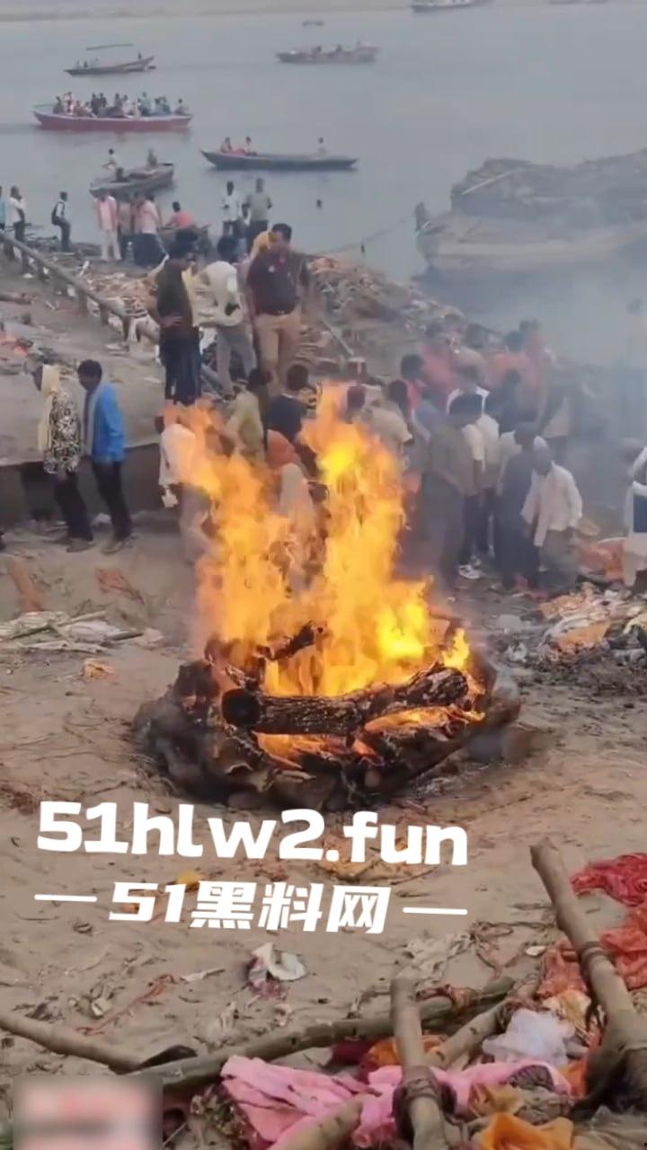印度教恒河边火葬,现场视频曝光流出河边肮脏混乱,终于知道为什么恒河水那么脏了。-4