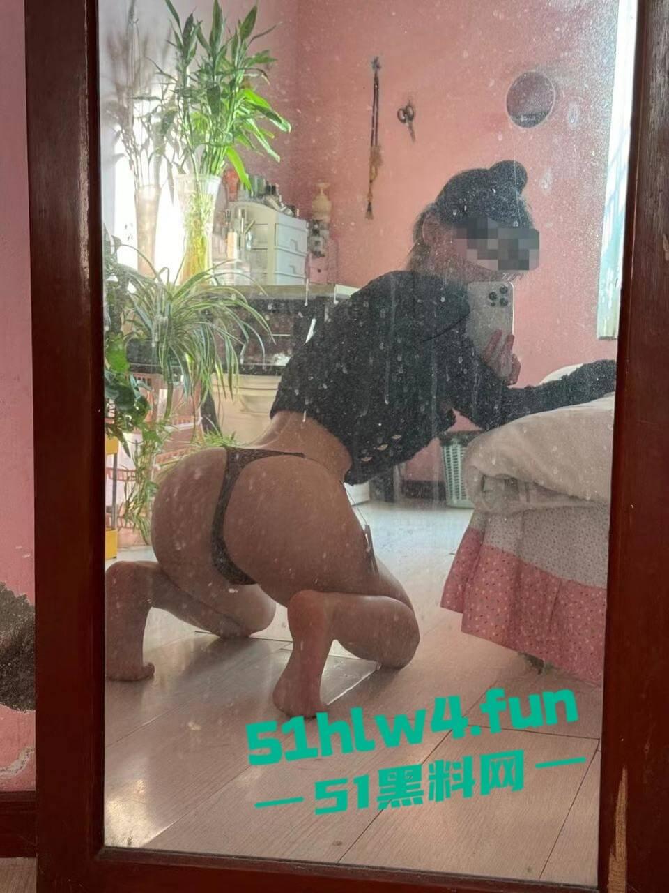 苏州大学高颜值【谢赛雅】外网变福利姬,据爆料消息称,大长腿骚货全国空降随便操。-1