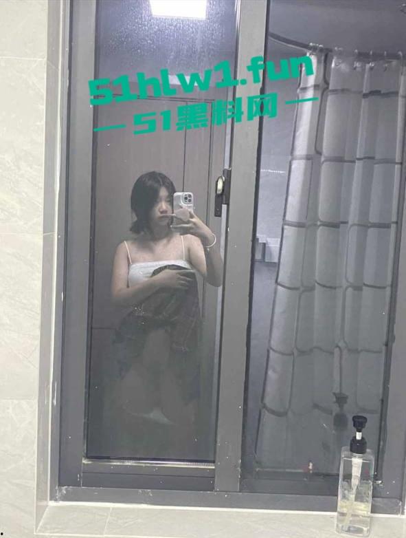 杭州师范大学大一学妹【赵乐妍】勾搭网友被调教成乖巧小母狗,大量淫照和视频泄密流出。-8