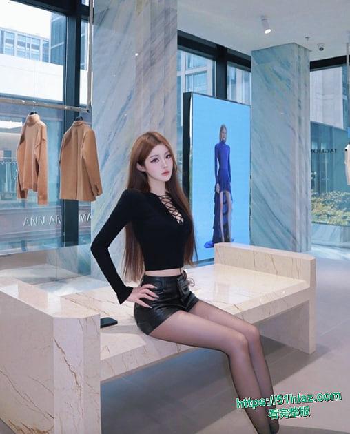 武汉小杨哥最新女主小爱合集流出 颜值爆表身材炸裂 从大胆露出到骑乘激情 再到KTV车震口活 场景花样百出-3