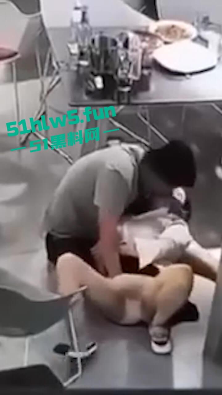 监控实拍!户外激情老玩家大庭广众之下直接啪啪,公共场所直接兽欲大发控制不住发泄。-9