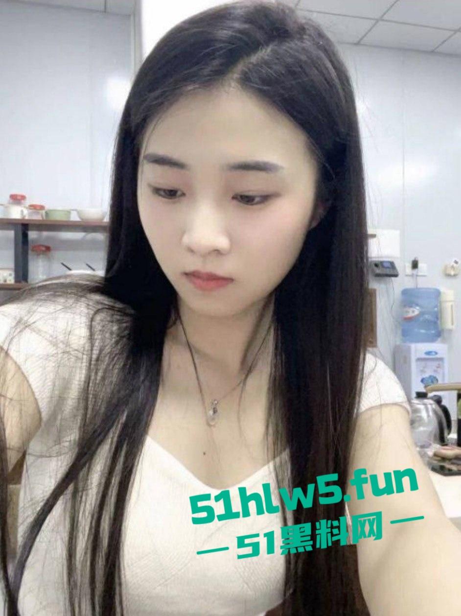 东莞清溪某印刷厂厂妹,下班后回到出租房帮男友口爆吞精拍摄视频,不料分手后惨遭渣男曝光。-3