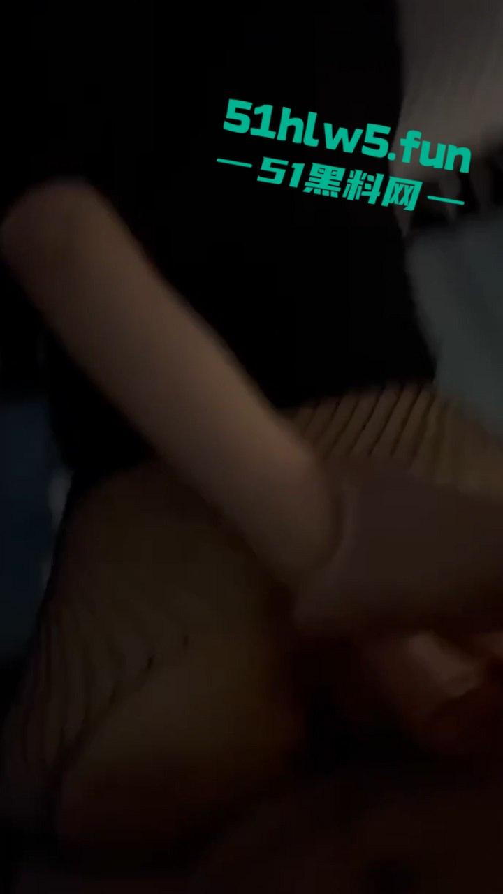 东莞清溪某印刷厂厂妹,下班后回到出租房帮男友口爆吞精拍摄视频,不料分手后惨遭渣男曝光。-8