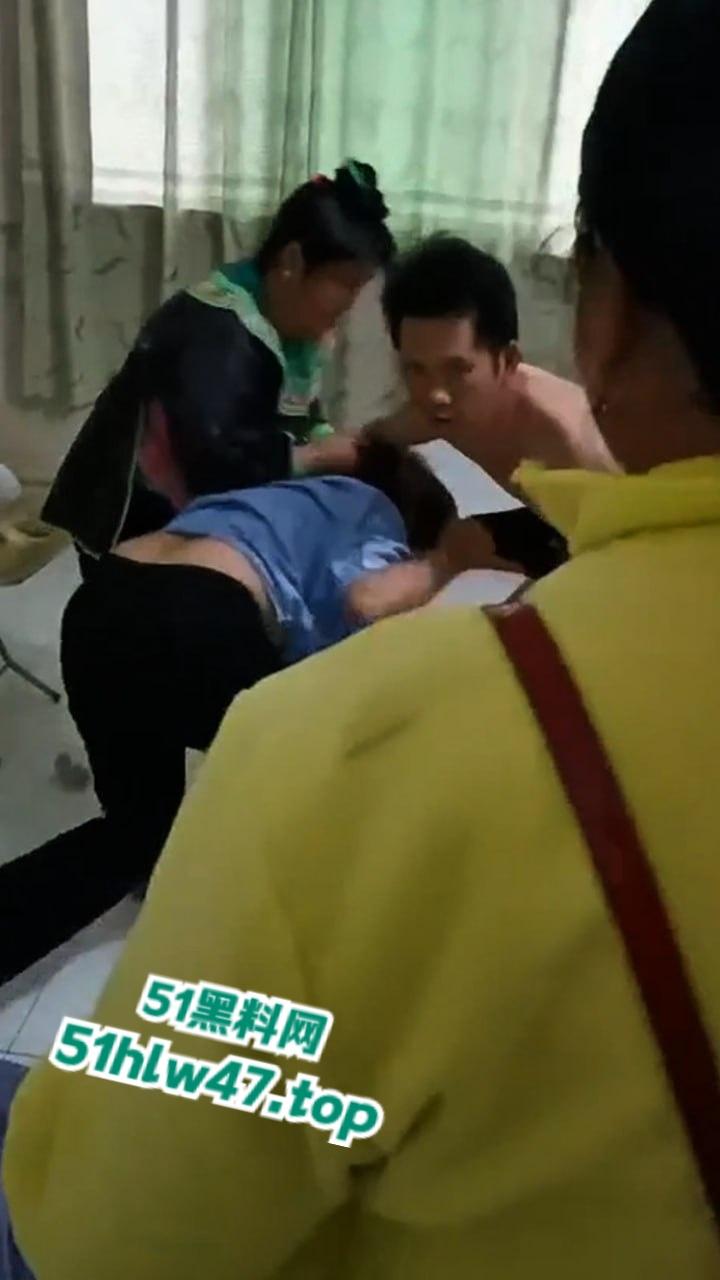 广西农村捉奸现场,大叔偷情同村妇女被妻子发现带人捉奸,不过这种货色的抓奸也是奇葩,老婆还是别人的好。-6