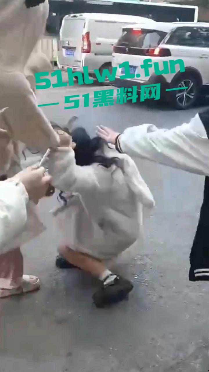 山东枣庄精神小妹霸凌,两帮小美女激情对战,旁边的男学生都看笑了,果然女人打架是男人最爱看的!-2