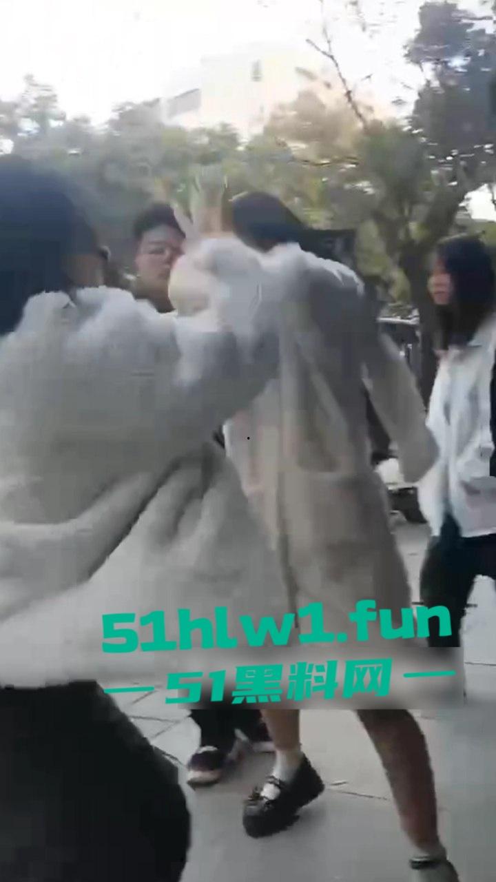 山东枣庄精神小妹霸凌,两帮小美女激情对战,旁边的男学生都看笑了,果然女人打架是男人最爱看的!-7