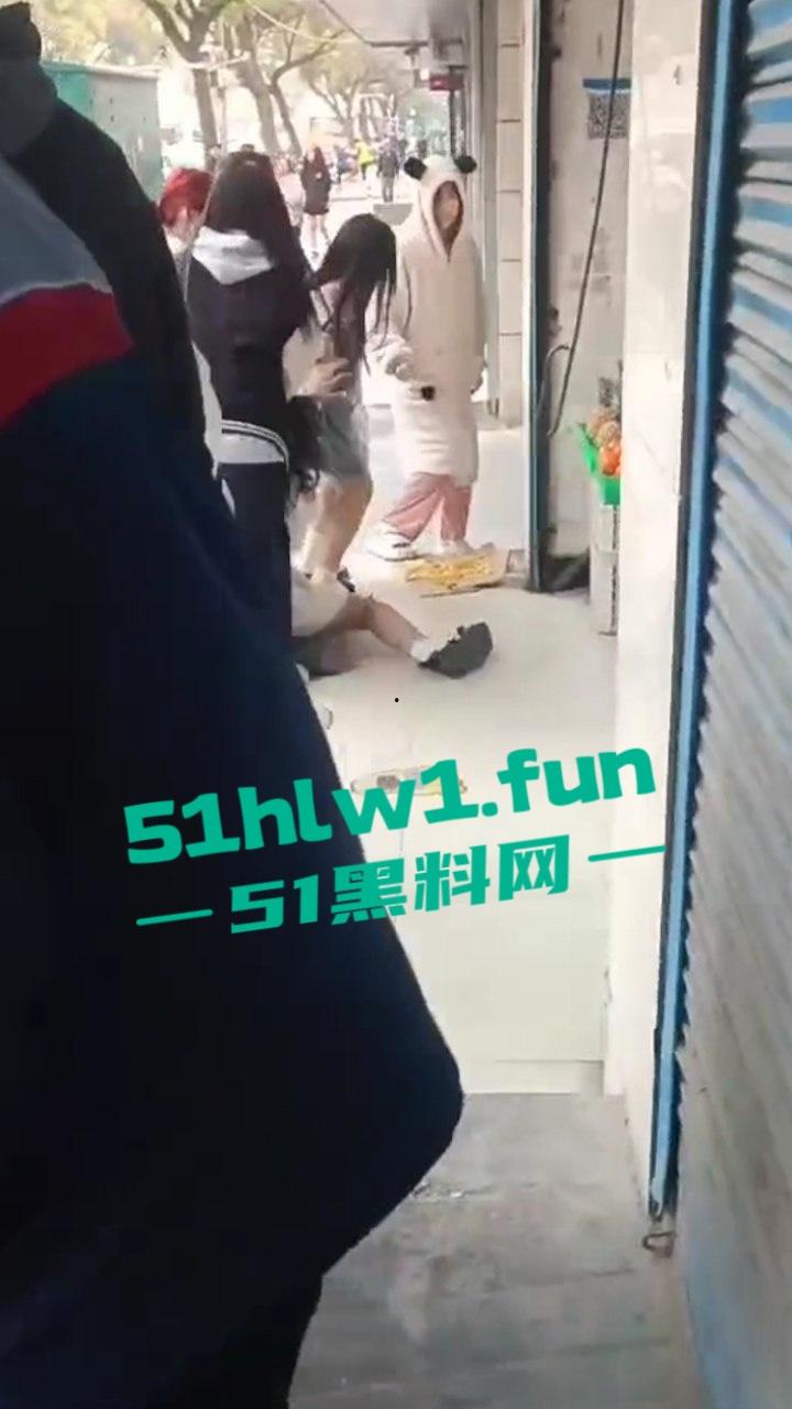 山东枣庄精神小妹霸凌,两帮小美女激情对战,旁边的男学生都看笑了,果然女人打架是男人最爱看的!-8