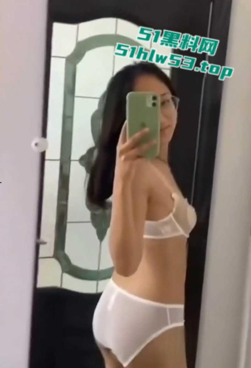 抖音27W粉丝网红【温柔馨馨】约炮视频流出,直播时故意走光拍自慰福利视频,十个眼镜妹九个骚名不虚传!-9