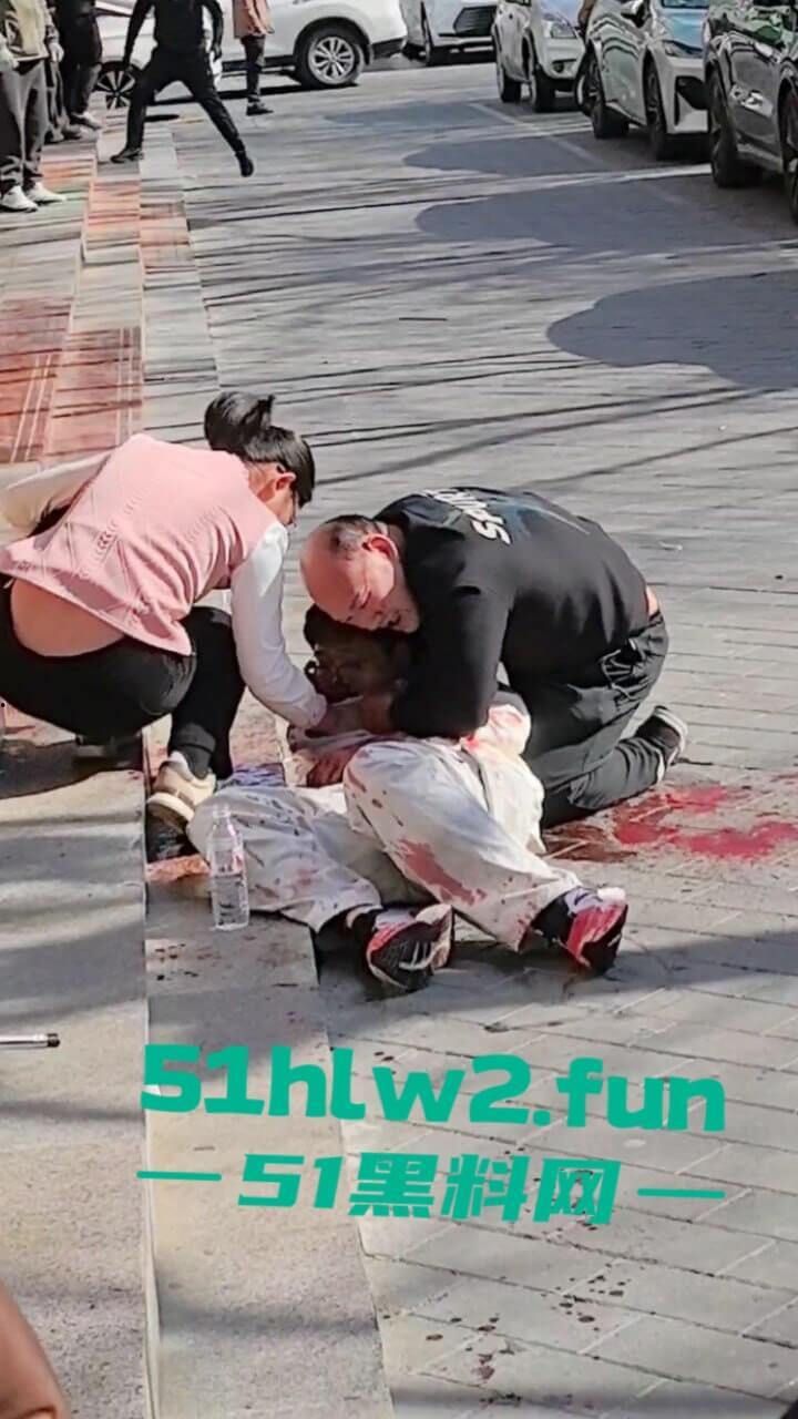 北京顺义区民富街,初中生摔倒被铁棍插中系一商户为防止别人门前停车安置,导致血液喷涌当场死亡。-2
