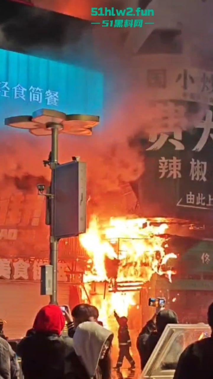 武汉长沙五一广场过年人流爆火,附近酒店却突发大火烧成空壳,现场实拍视频流出情侣裹被单出逃不慎走光。-6