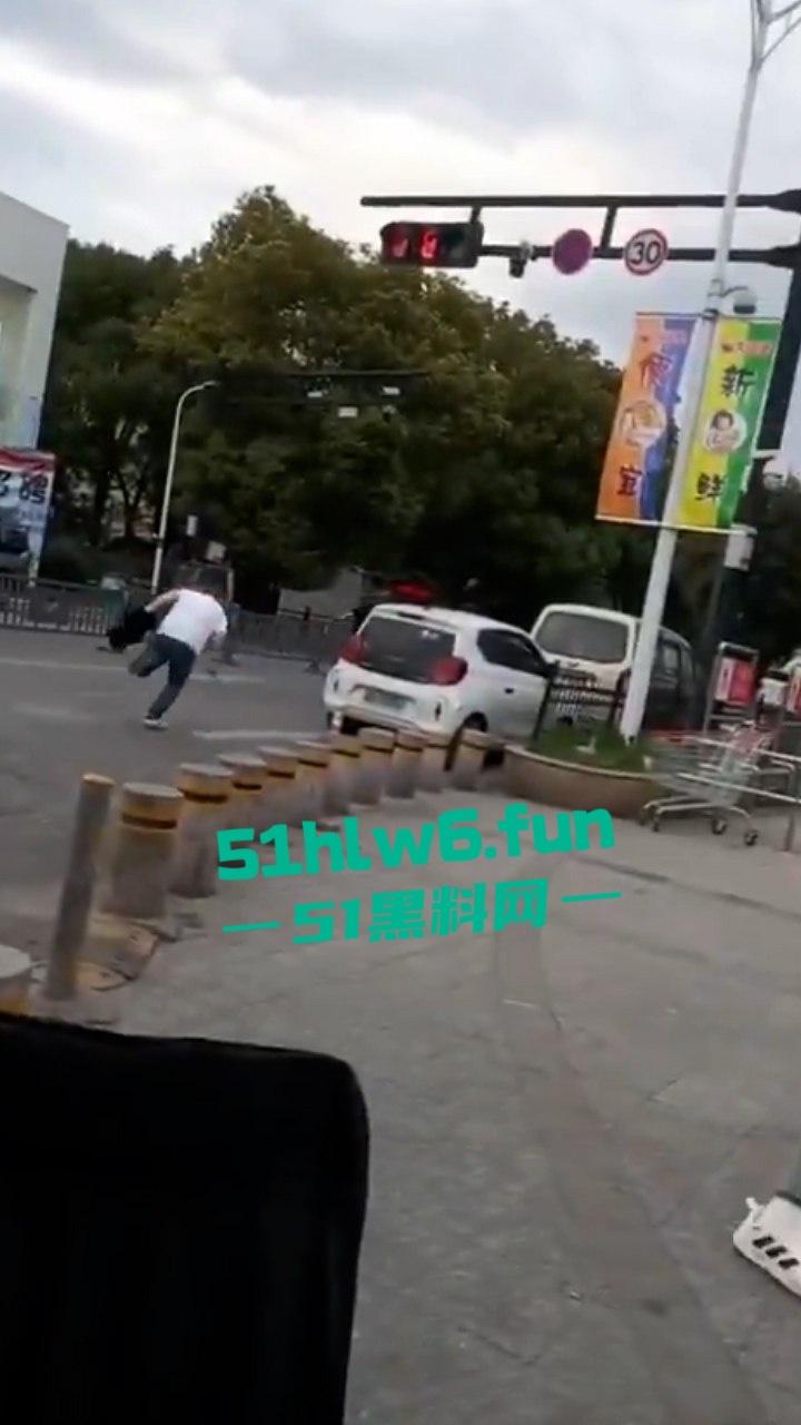 无能社会男报复社会,心生不满拉人垫背,在浙江绍兴大唐无差别连杀四人后疯狂逃窜。-1