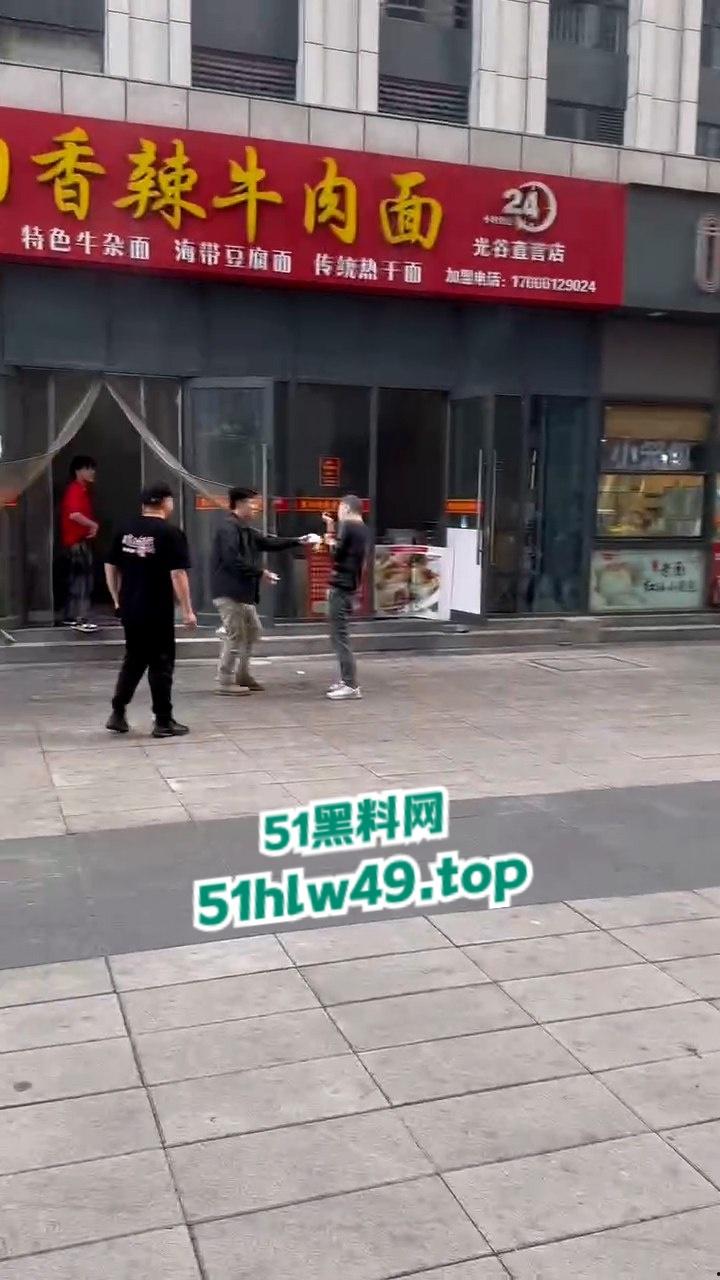 吃碗面都要断头,武汉光谷襄阳面馆一男子突然发疯砍人,多个路人中招现场惨叫一片。-6