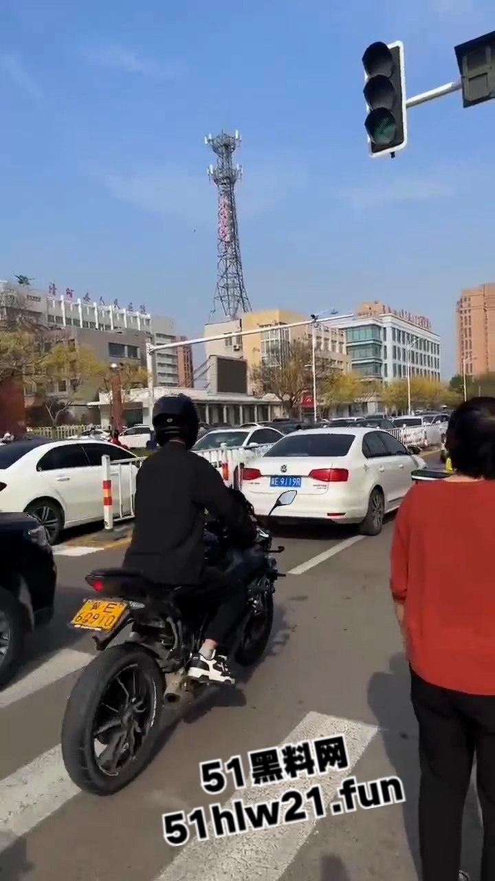 河北邢台爆发妻妾大战,原配怒砸小三车,楚楚可怜的小三被砸碎车玻璃大露骚脸!-3