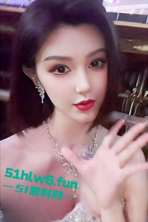 抖音286万粉丝顶级车模【程儿】走光视频车展现场不慎露奶头,不穿内裤裙底风光一览无余。-4