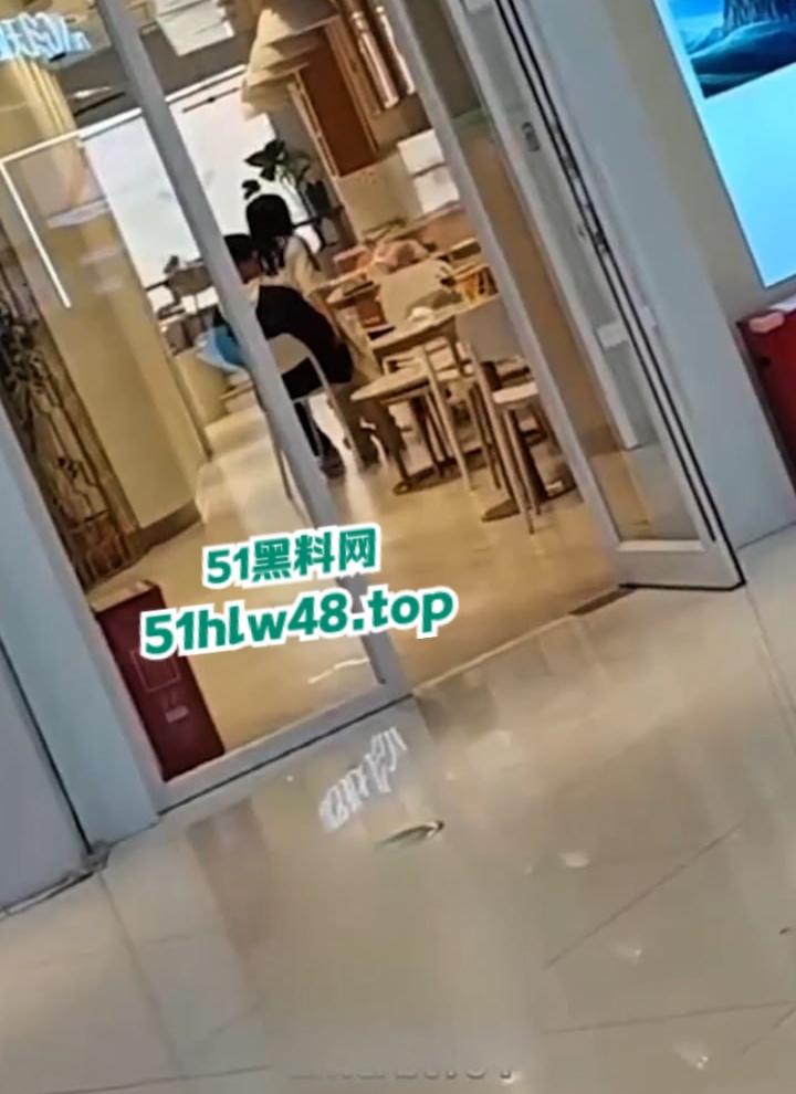 瓜友偷拍情侣做爱,宁乡步行街【罗曼蛋糕店】老板趁着没客人,大白天公开操服务员玩的就是刺激吗?-2