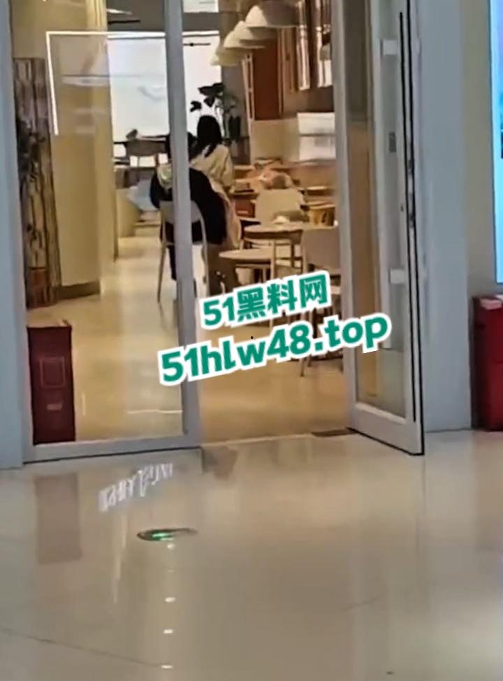 瓜友偷拍情侣做爱,宁乡步行街【罗曼蛋糕店】老板趁着没客人,大白天公开操服务员玩的就是刺激吗?-3