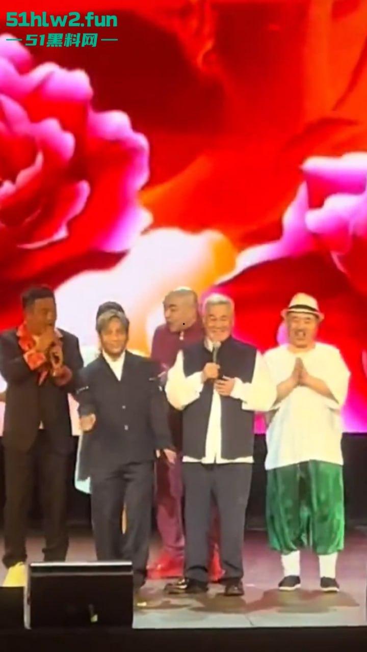 赵本山全球巡回演出在纽约开启第1站,场面宏大人流爆满果然是喜剧之父这影响力杠杠的。-8