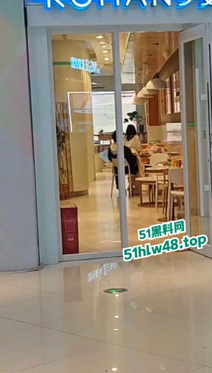 瓜友偷拍情侣做爱,宁乡步行街【罗曼蛋糕店】老板趁着没客人,大白天公开操服务员玩的就是刺激吗?-6