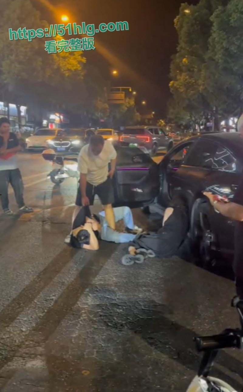 史上最解气抓奸现场!狗男女偷情被原配当街抓包,荡妇保护奸夫被双双暴揍,场面震撼,围观者无不为之动容-1