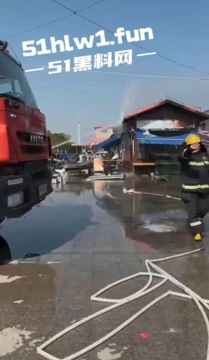 广西钦州北部湾大学城一糖水铺 因小孩放鞭炮引发火灾 现场浓烟滚滚真是造孽!-4