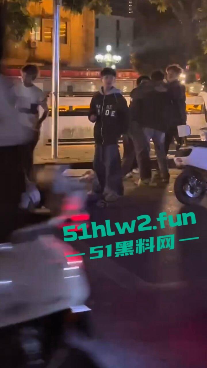 精神小伙街边斗殴为了女友逞面现场视频,骑电瓶车带人围殴一群人殴打两个人,目前几人已经被逮捕。-8