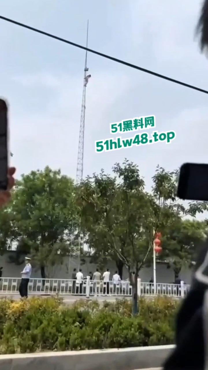 瓜友实拍裸女被绑电线杆,疑似是主人的任务逼迫美女爬上信号塔,再将其绑住完美展示。-1