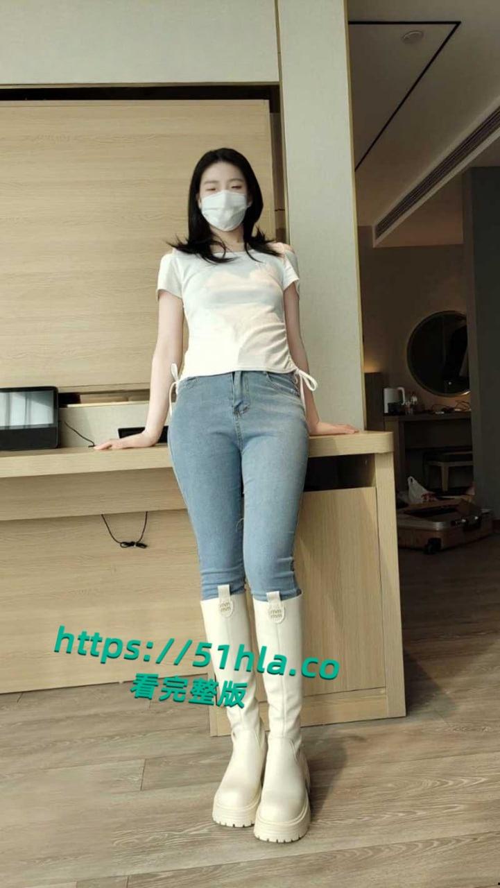 乱伦系列之大嫂,海角乱伦大神的新作,白色靴子牛仔裤里带黑丝被3P爆操全程尖叫不止高潮不断!-1