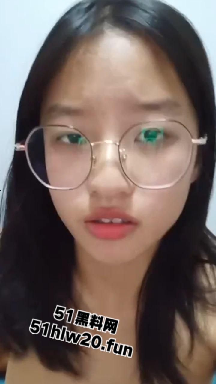 B站大奶眼镜婊,身材极品私下超反差与金主裸聊自慰视频泄密,骚逼被操的漆黑看来没少被干啊。-1