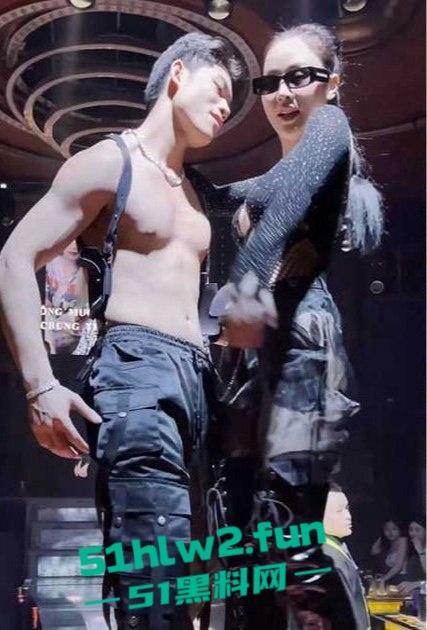 越南夜店里的极品骚鸡,情趣内衣加大长腿骚鸡扭得全场燥,舞台上搔首弄姿,一杯酒下肚人都沦陷!-3