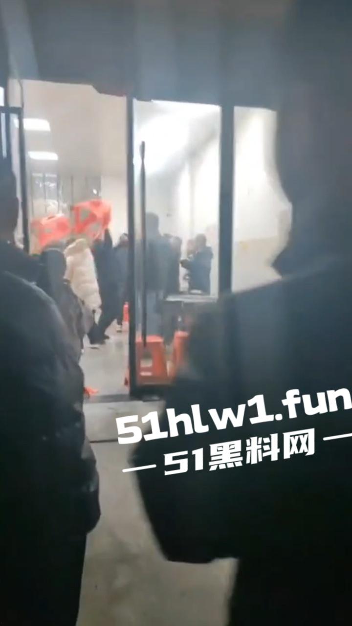 臭棋篓子太没牌品!男子打麻将被自摸胡牌 记恨对家没有碰 愤而打砸麻将馆!-2