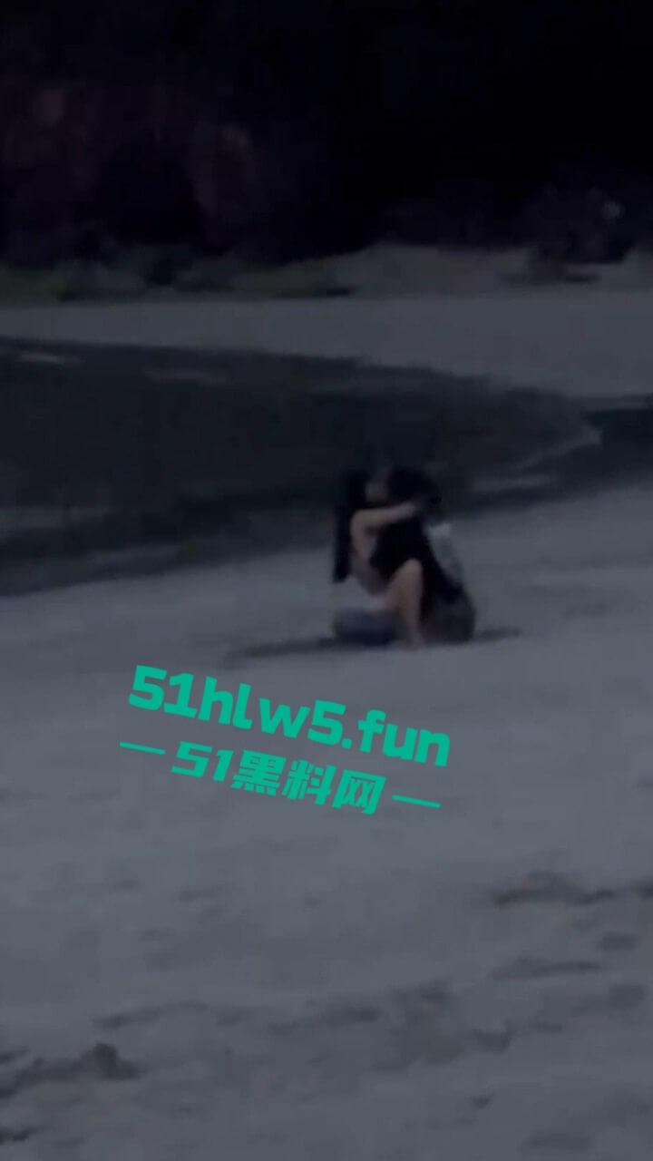 越南岘港仙沙港海滩,一对中国情侣在岘港仙沙港海滩骑乘做爱,现场公狗腰耸动激烈异常引发热议。-2