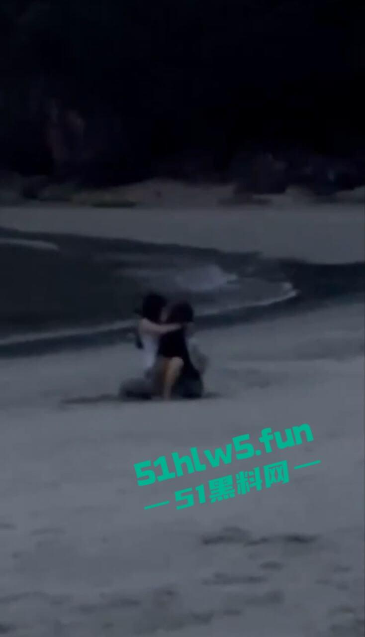 越南岘港仙沙港海滩,一对中国情侣在岘港仙沙港海滩骑乘做爱,现场公狗腰耸动激烈异常引发热议。-4