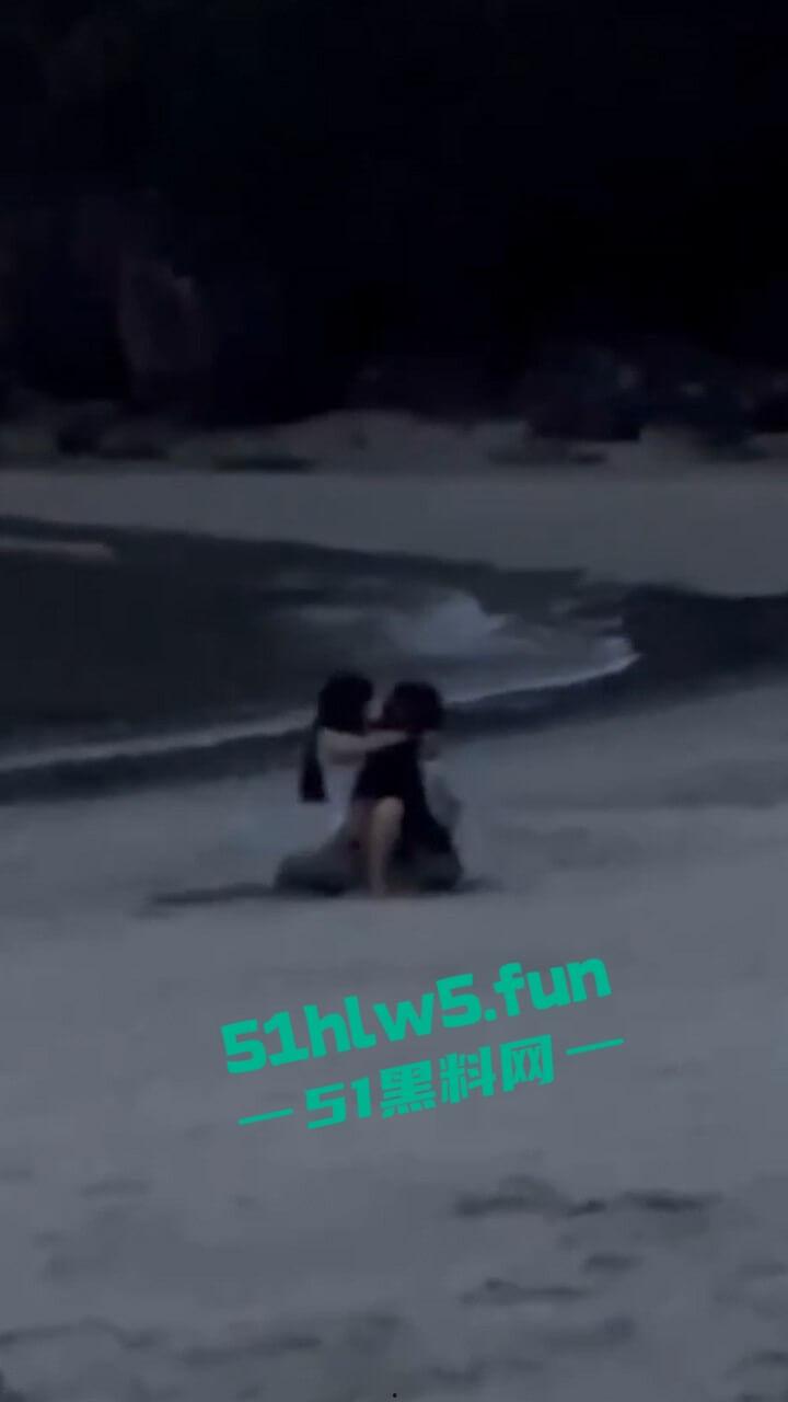 越南岘港仙沙港海滩,一对中国情侣在岘港仙沙港海滩骑乘做爱,现场公狗腰耸动激烈异常引发热议。-5
